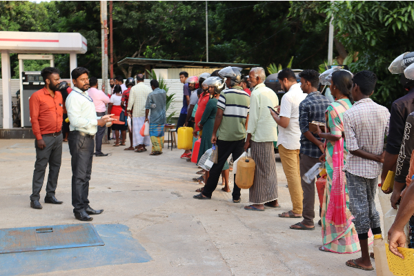 எரிபொருள் பதுக்கல் - எரிபொருள் நிரப்பு நிலையம் ஒன்றுக்கு அதிர்ச்சி கொடுத்த அதிகாரிகள் (படங்கள்) | Recovery Of Stored Kerosene Mullaitivu