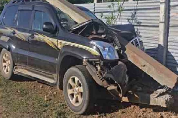 மின்கம்பத்துடன் மோதிய அதிசொகுசு கார்