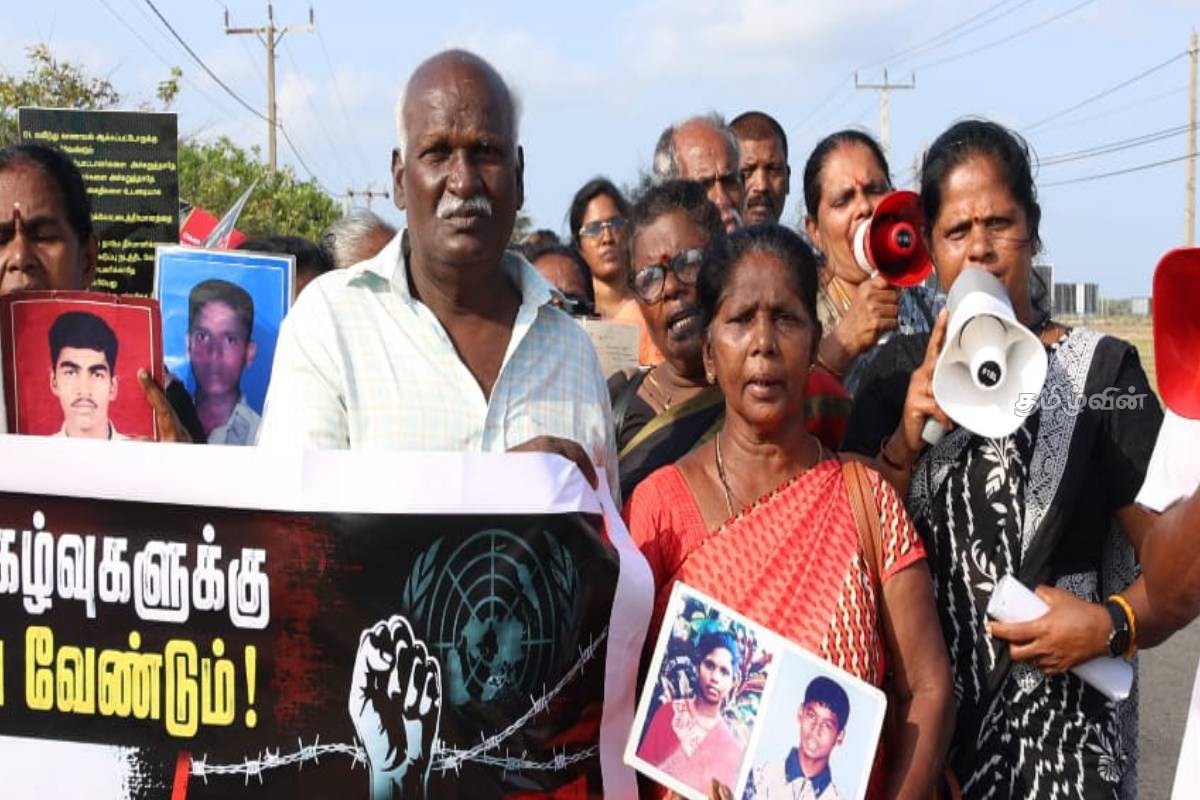 நீதி இல்லாத நாட்டில் நீதி அமைச்சர் எதற்கு..! செம்மணி புதைகுழி விவகாரத்தில் போராட்டத்தில் குதித்த உறவுகள் | People Protest Over Chemmani Burial Ground Issue நீதி இல்லாத நாட்டில் நீதி அமைச்சர் எதற்கு..! செம்மணி புதைகுழி விவகாரத்தில் போராட்டத்தில் குதித்த உறவுகள் | People Protest Over Chemmani Burial Ground Issue