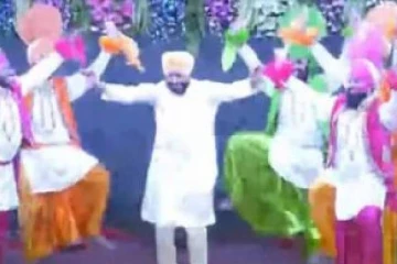 பல்கலைக்கழக நிகழ்ச்சியில் நடனமாடிய முதலமைச்சர்