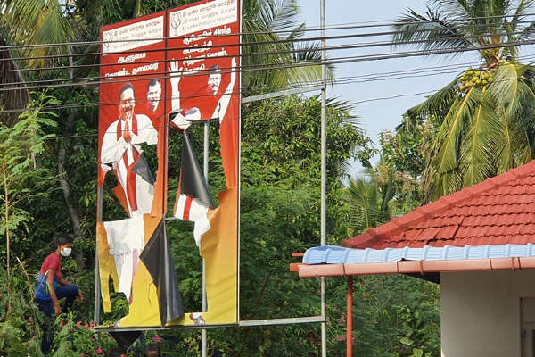 எரியூட்டப்பட்ட ஸ்ரீ லங்கா பொதுஜனப் பெரமுன கட்சியின் காரியாலயம்! (படங்கள்) | Burned Sri Lanka People S Front Office
