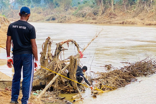 பேராதனை, களுகமுவ பாலங்களில் சிக்கியிருந்த கழிவுகளை வெற்றிகரமாக அகற்றிய கடற்படை | Navy Clears Debris Trapped Kalugamuwa Bridges பேராதனை, களுகமுவ பாலங்களில் சிக்கியிருந்த கழிவுகளை வெற்றிகரமாக அகற்றிய கடற்படை | Navy Clears Debris Trapped Kalugamuwa Bridges