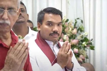 நாமல் ராஜபக்சவின் பிரசார கூட்டத்தின் மீது கல் வீச்சு