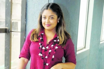 கார் விபத்தில் பிரபல நடிகை சிக்கினார் - ரசிகர்கள் அதிர்ச்சி