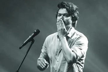 நடிகர் விஜய்க்கு முத்தம் கொடுத்த முக்கிய பிரபலம்.. அதுவும் பல்லாயிரம் பேர் முன்னிலையில்