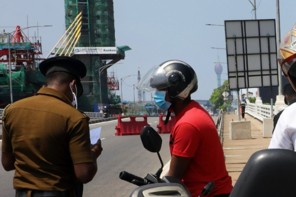 போக்குவரத்து பொலிஸ் அதிகாரியை மன்னா கத்தியால் தாக்கிய நபர் | Man Attacks Traffic Police Officer With Knife போக்குவரத்து பொலிஸ் அதிகாரியை மன்னா கத்தியால் தாக்கிய நபர் | Man Attacks Traffic Police Officer With Knife