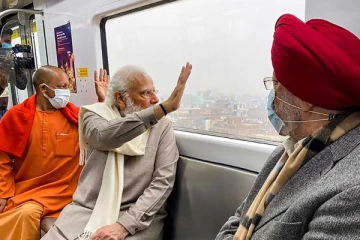 மெட்ரோ ரயிலில் பயணம் செய்த பிரதமர் நரேந்திர மோடி! வைரல் புகைப்படங்கள்