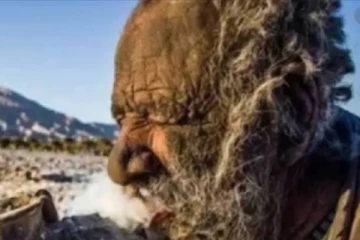 70 ஆண்டுகளாக குளிக்காமல் வாழும் அழுக்கு மனிதர்