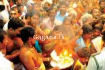 පවුලම කෝවිලට ගිහින් ඉන්නකොට ගෙදරට හොරු පැනලා - නිවැසියන් එනකොටත් ගෙදරම සුද්ද කරලා.