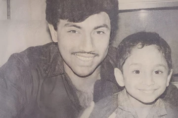 சத்யராஜ் உடன் இருக்கும் இந்த சிறுவன் யார் தெரியுமா.. தெரிஞ்சா ஷாக் ஆகிடுவீங்க