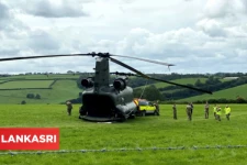 அவசர தரையிறக்கத்தால் சேற்றில் மாட்டிக்கொண்ட கனரக ஹெலிகாப்டர்! பத்திரமாக மீட்கப் போராடும் பிரித்தானிய விமானப் படை