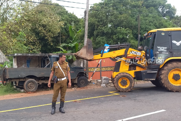 யாழில் பேருந்து தரிப்பிடத்துக்குள் புகுந்து விபத்துக்குள்ளான வாகனம் | Cab Vehicle Damaged Bus Stop In Jaffna