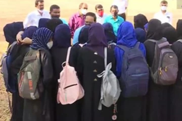 ஹிஜாப் அணிந்து வந்த கர்நாடக மாணவர்கள் கல்லூரி வளாகத்திற்குள் அனுமதி ; தனி வகுப்பறைக்கு அனுப்பி வைப்பு