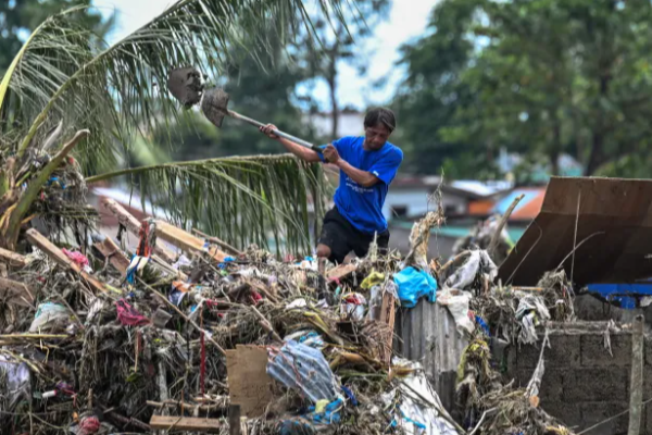 பிலிப்பைன்சை புரட்டிப்போட்ட கல்மேகி புயல்; 140 பேர் பலி..130 பேரை காணவில்லை | Typhoon Kalmegi Hits The Philippines பிலிப்பைன்சை புரட்டிப்போட்ட கல்மேகி புயல்; 140 பேர் பலி..130 பேரை காணவில்லை | Typhoon Kalmegi Hits The Philippines
