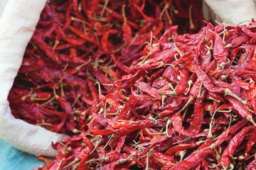 වියළි මිරිස් භාවිතා කරන අයට රතු එළියක්..සිදුවන දේ මෙන්න.