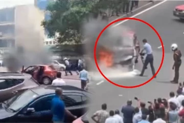 கொழும்பில் நடுவீதியில் தீப்பற்றி எரிந்த காரால் ஏற்பட்டுள்ள பரபரப்பு