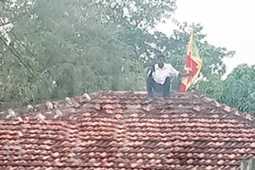 கூரை மீது ஏறிய பிரதேச சபை உறுப்பினரால் பரபரப்பு!