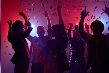 සාදයට ගිය අගමැතිට ධුරයෙන් ඉල්ලා අස්වන්නැයි බලපෑම්..විශ්වාස භංගයට 54ක් අත්සන් තබයි.