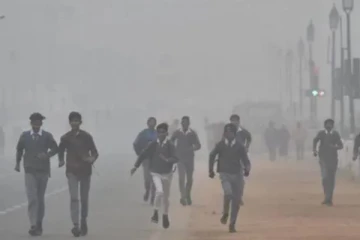 உறைய வைக்கும் குளிர்; நடுங்கும் மாநிலங்கள் - பள்ளிகளுக்கு விடுமுறை!