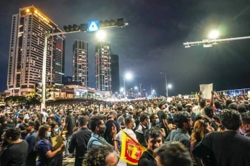 அரசுக்கு எதிரான ஆர்ப்பாட்டங்களுக்கு செல்லும் மக்களை கொடூரமாக தாக்கும் மர்ம நபர்கள்