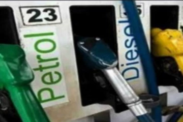 சென்னையில் திருமண பரிசாக கேஸ் சிலிண்டர், பெட்ரோல் மற்றும் டீசல் வழங்கிய நண்பர்கள்