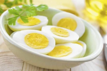 முட்டையின் மஞ்சள் கருவை சாப்பிடுவது ஆபத்தா? சாப்பிட்டா என்ன நடக்கும்?