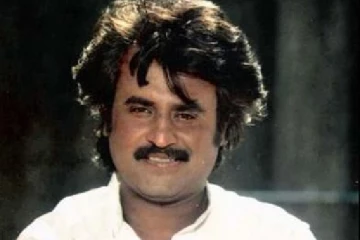 தன்னை பற்றி எழுதப்பட்ட பத்திரிகையை ரசித்து படிக்கும் சூப்பர் ஸ்டார் ரஜினி, பலரும் பார்த்திராத புகைப்படம்