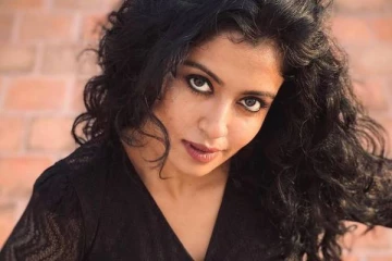 என்ன சிம்ரன் இதெல்லாம்! இப்படியொரு லுக்கில் சீரியல் நடிகை ரோஷினியை பார்த்து ஜொல்லுவிடும் ரசிகர்கள்