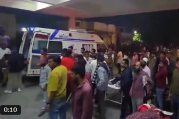 வேன் லாரி மீது மோதி பயங்கர விபத்து - 3 குழந்தைகள் உட்பட 6 பேர் பலி!