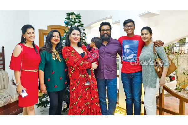 ஈசிஆரில் உள்ள தனது சொந்த வீட்டைவிட்டு வெளியேநிய சரத்குமார்-ராதிகா... ஏன் தெரியுமா? | Sarathkumar Raadhika Leaves His Own House