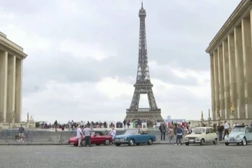 பாரீசில் இடம்பரும் பழங்கால கார் கண்காட்சி....700 பழங்கால கார்கள் பங்கேற்பு