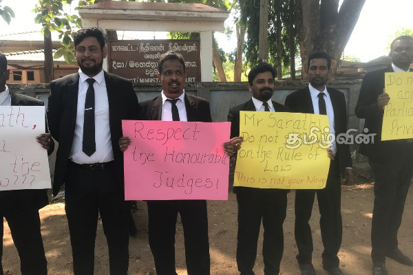 நாடாளுமன்றத்திற்கு வெளியில் வந்து கதையுங்கள்! சரத் வீரசேகரவின் கருத்திற்கு சட்டத்தரணிகள் காட்டம் (Photos) | Sarathweerasekara Protest Lawyes Vavuniya