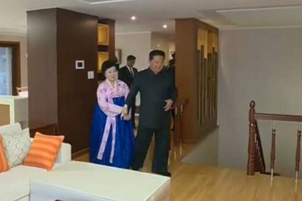 பெண் செய்தியாளருக்கு திடீரென இன்ப அதிர்ச்சி கொடுத்த வடகொரிய அதிபர்! | Surprise Gift Kim Jong Un Ri Chun Hee Bungalow பெண் செய்தியாளருக்கு திடீரென இன்ப அதிர்ச்சி கொடுத்த வடகொரிய அதிபர்! | Surprise Gift Kim Jong Un Ri Chun Hee Bungalow