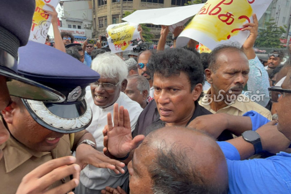 செம்மணி படுகொலைக்கு எதிரான ஆர்ப்பாட்டத்தில் அமைதியின்மை! குவிக்கப்பட்டுள்ள கலகமடக்கும் பொலிஸார் | Chemmani Massacre Protest Today