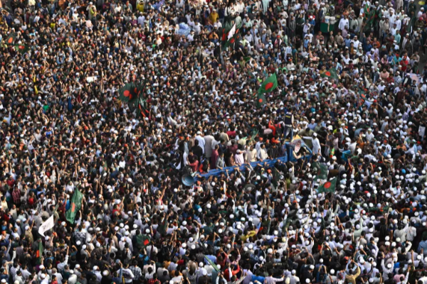 பங்களாதேஸில் தொடரும் வன்முறை: அரசியல் தலைவரொருவரின் 7 வயது மகள் பலி | Protests Escalate In Bangladesh Updates