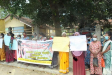 வறுமையின் கோரப்பிடியில் வாழும் மக்களுக்கான நீதியை நிலைநாட்டு-கிழக்கில் கோசங்களுடன் போராட்டம்!