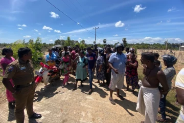 மட்டக்களப்பு பகுதியில் பொலிஸாருக்கும் பொதுமக்களுக்கும் இடையில் முறுகல் நிலை (Video)