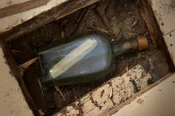 வீட்டின் அடியில் 135 வருடமாக வெற்று போத்தலுக்குள் கிடந்த தகவல் - திகைத்து போன பெண்