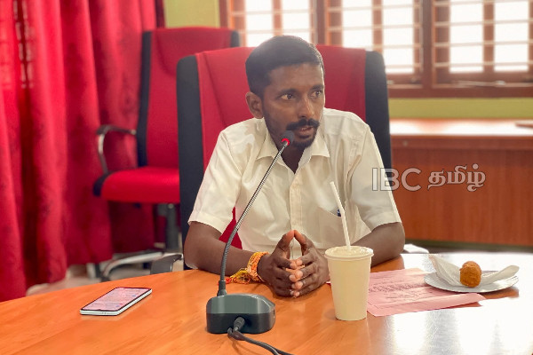 முல்லைத்தீவு கரைதுறைப்பற்று பிரதேச சபையின் தவிசாளர் மீது கடும் குற்றச்சாட்டு | Karaitivu Clerk Faces Backlash For Power Misuse