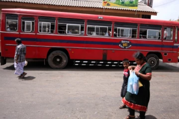 யாழில் பேருந்து தரிப்பிடத்தில் பெண்ணுக்கு நேர்ந்த சம்பவம்!