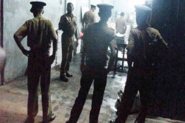 யாழில் நகர சபையின் முன்னாள் உறுப்பினரை கைத்துப்பாக்கியை காட்டி மிரட்டிய பொலிஸ் அதிகாரி (VIDEO)