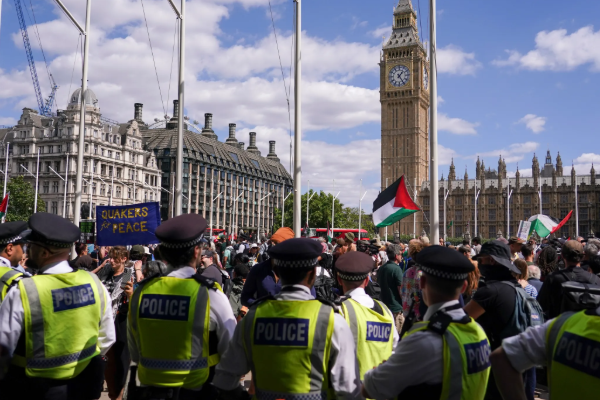 பிரித்தானியாவில் அதிரடியாக 365 பேர் கைது..! | Uk Police Arrest More Than 365 At Protest