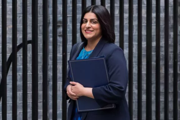 பிரித்தானியாவில் சட்டவிரோதமாக வேலை செய்த நூற்றுக்கணக்கான புலம்பெயர்ந்தோர் வெளியேற்றம் | Migrants Kick Out Uk After Illegal Work Found