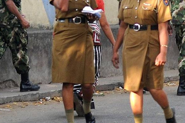 பொலிஸ் நிலையத்திற்கு சென்ற தம்பதியினர் மேற்கொண்ட மோசமான செயல்! | Couple Stole Female Police Officer S Purse Arrest