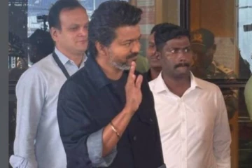 மிகவும் முக்கியமானவருடன் மலேசியா கிளம்பிய நடிகர் விஜய்... யாருடன் பாருங்க, வீடியோ