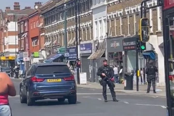 பரபரப்பான லண்டன் தெரு ஒன்றில் இயந்திரத் துப்பாக்கிகளுடன் திடீரென நுழைந்த பொலிசார்: ஹெலிகொப்டரும் வட்டமிட்டதால் அதிர்ச்சி