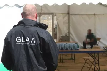 இங்கிலாந்தில் 50 மாணவர்களை கொத்தடிமைத்தனம் செய்த இந்தியர்கள்!