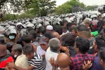 தென்னிலங்கையில் பதற்றநிலை..! காவல்துறையினருடன் தள்ளுமுள்ளு (காணொளி)