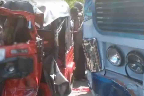 கோர விபத்தில் பெண் உயிரிழப்பு; நால்வர் மருத்துவமனையில் | Woman Dies In Horrific Accident Four Hospitalized