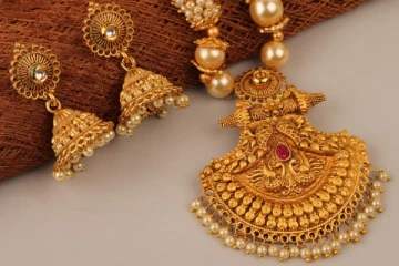 வரலாறு காணாத உச்சம் தொட்ட தங்கம் விலை - நகை பிரியர்கள் ஷாக்!